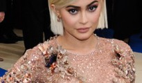 kylie jenner simply glam grey bob haircut 2.